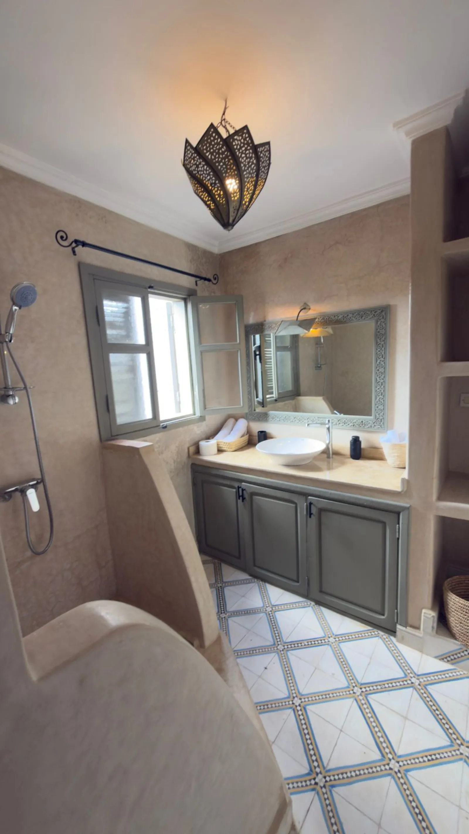 Riad Zaitouni, Photo 9 of 10